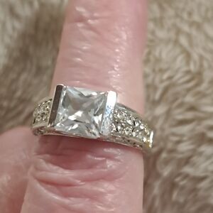 Elegant Silver Women's Ring with Clear Gemstone